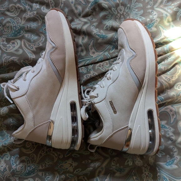 Sketcher's Women's Platform Sneakers in white and beige - Picture 5 of 7